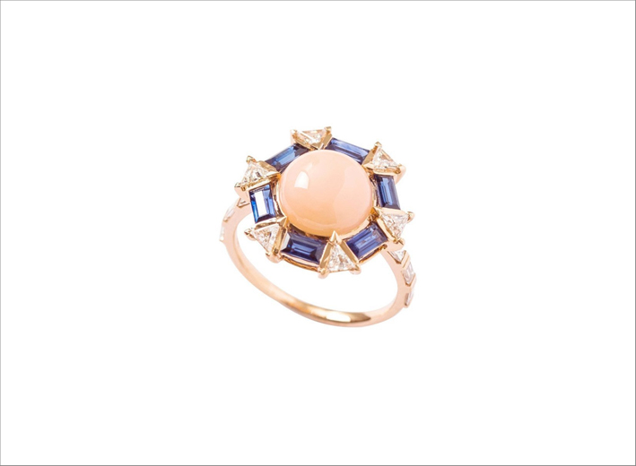 Anello First Vintage in oro rosa, corallo rosa, zaffiri blu e diamanti