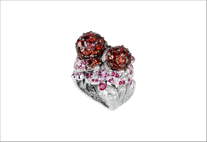 Anello The secret of Pomegranate in oro bianco, diamanti, zaffiri e rubellite