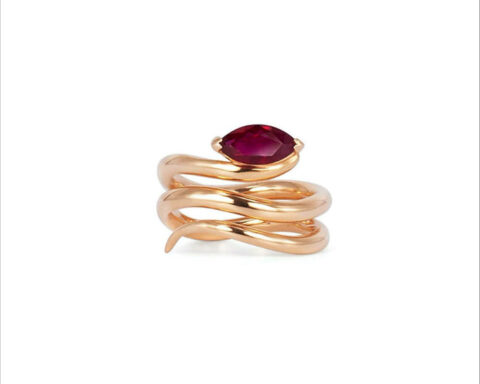 Anello in oro rosa con rubino taglio marquise