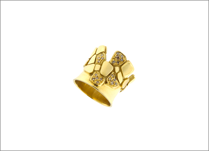 Anello Ciottoli della collezione Roma in oro giallo, diamanti brown