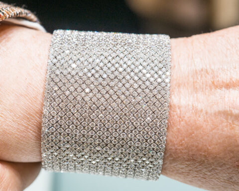 Bracciale elastico con 16 fila di diamanti della collezione Cashmere. Copyright: gioiellis.com