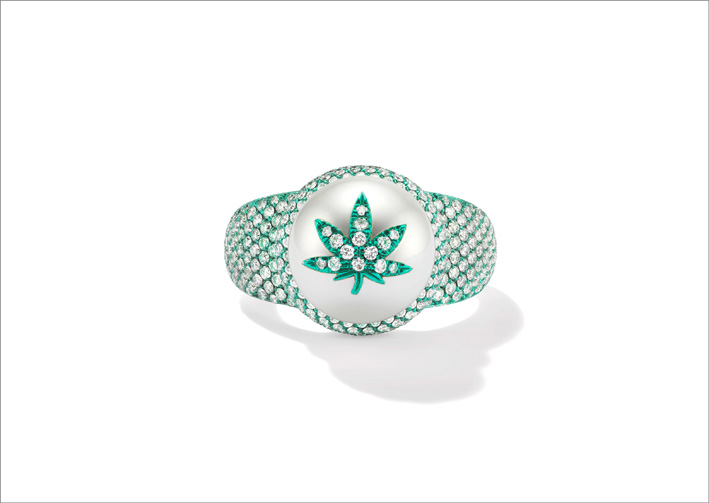 Anello con perla dei Mari del Sud intarsiata con nano ceramica verde e diamanti 