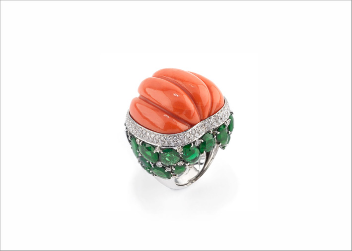Anello della collezione Queen con corallo e smeraldi