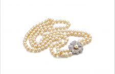 Sautoir di perle con chiusura in oro bianco e diamanti
