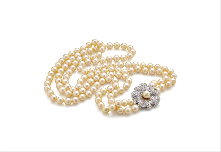 Sautoir di perle con chiusura in oro bianco e diamanti