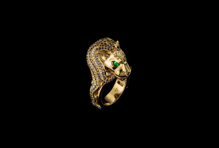 Volund, anello a forma di testa di leone in oro 18 carati, diamanti e smeraldi