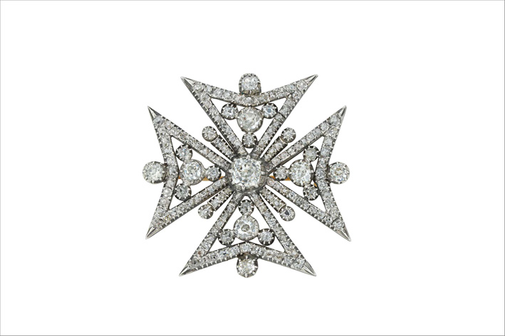 Spilla a forma di croce maltese con diamanti