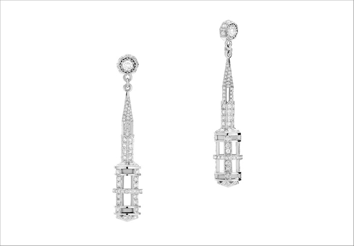 Orecchini chandelier in platino e oro bianco, con avorio di mammut e diamanti