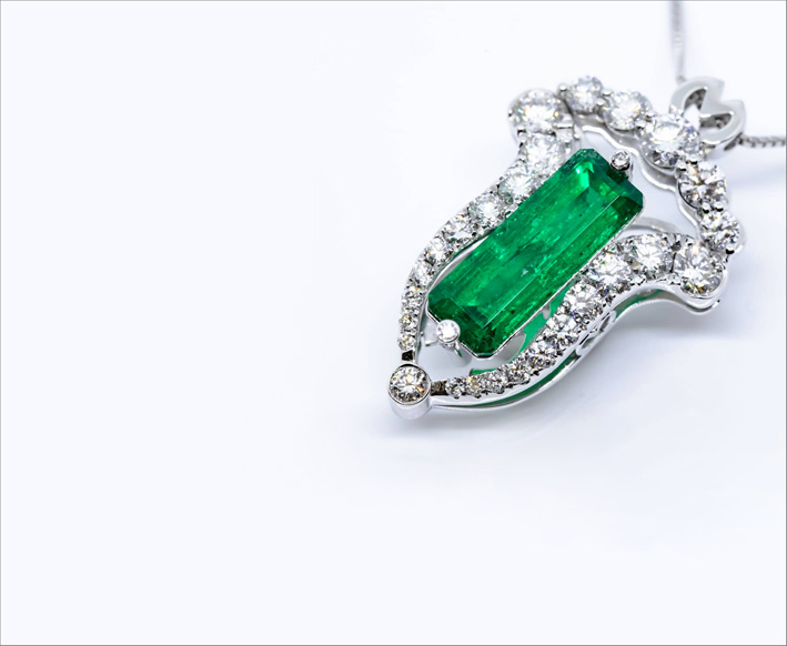 Uno dei pezzi di alta gioielleria di Marco Mancini: Eden, pendente con smeraldo colombiano e diamanti