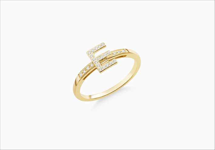 Anello monogramma in oro giallo 18 carati e diamanti. La lettera può essere mossa lungo la banda dell'anello