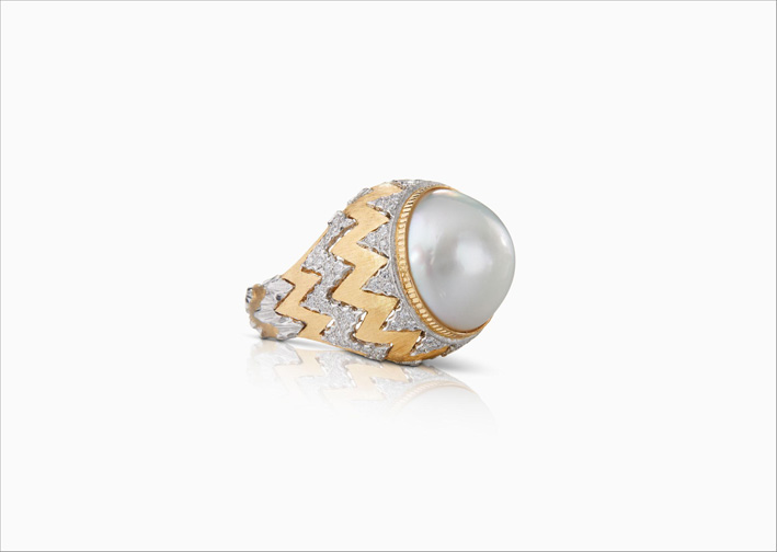 Anello Monte Bianco, in oro, diamanti e perla
