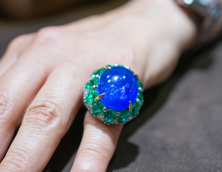 Anello con tanzanite di 35,54 carati, smeraldi e diamanti. Copyright: gioiellis.com