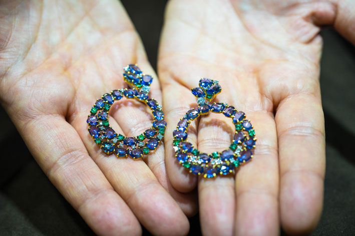 Orecchini con zaffiri, smeraldi e diamanti. Copyright: gioiellis.com
