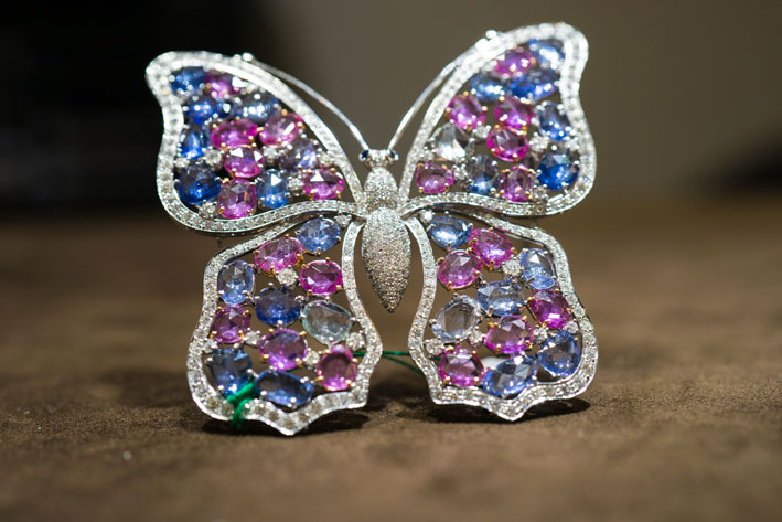 Spilla a forma di farfalla com zaffiri rosa e blu. Le pietre sono tagliate allo stesso modo da entrambi lati. Copyright: gioiellis.com