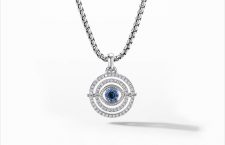 Pendente amuleto Evil Eye in oro bianco 18 carati con pavé di zaffiri blu e diamanti di David Yurman