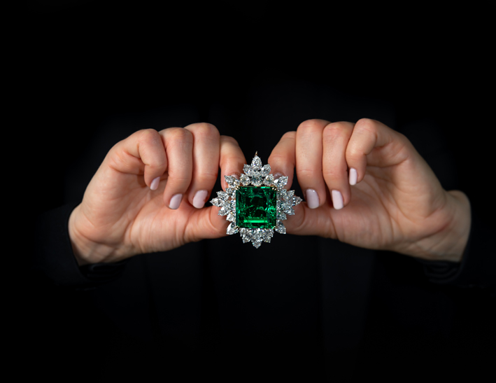 Spilla/pendente con smeraldi e diamanti, incastonato con uno smeraldo tagliato a gradini da 80,45 carati di origine colombiana