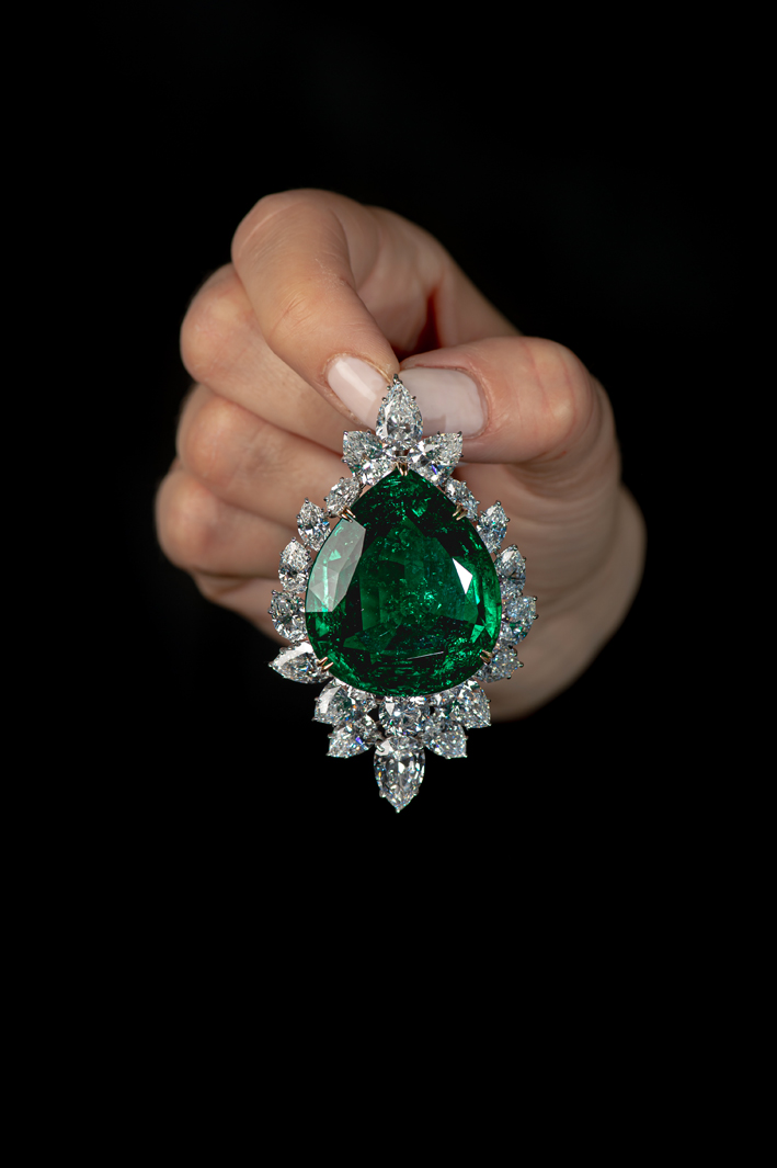Spilla/pendente con smeraldi e diamanti di Harry Winston, circa 1974, con uno smeraldo a forma di pera da 104,40 carati di origine colombiana