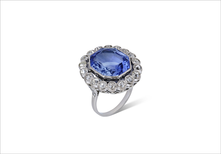 Octagonal step-cut sapphire, single and old-cut diamonds, gold, circa 1800, ring size 6½. Photo: courtesy Christie's