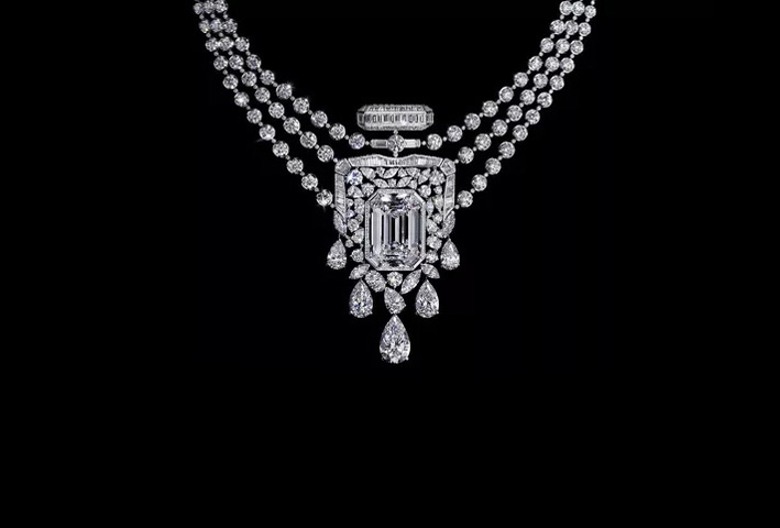 Il collier di Chanel, dettaglio