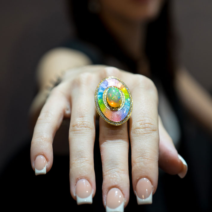 Mousson, anello con opale e smalto arcobaleno. Copyright-gioiellis