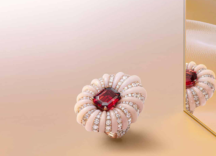 Anello su modello di un riccio di mare, con una rubellite taglio smeraldo, incastonata su un opale rosa intagliato, diamanti