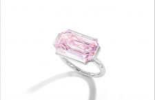 Anello con diamante fancy rosa violaceo intenso da 7 carati
