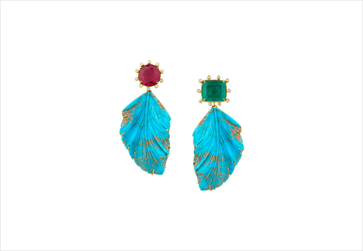 Orecchini di turchese intagliato, rubino e smeraldo