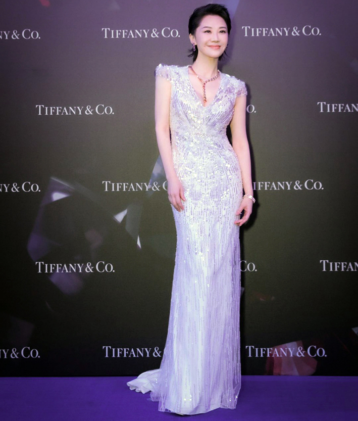 Xu Qing con la collana Tiffany di spinelli blu, viola e rosa a taglio misto di oltre 81 carati e zaffiri viola di oltre 39 carati. 