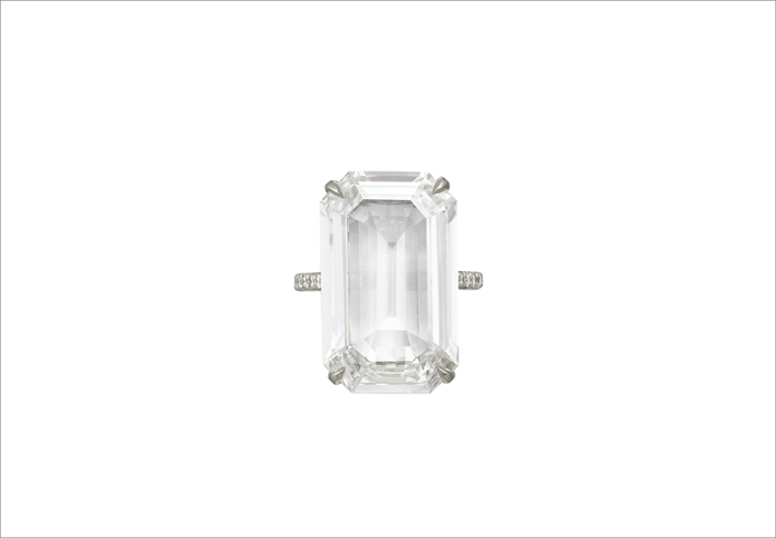 Anello con diamante taglio smeraldo di 14,50 carati