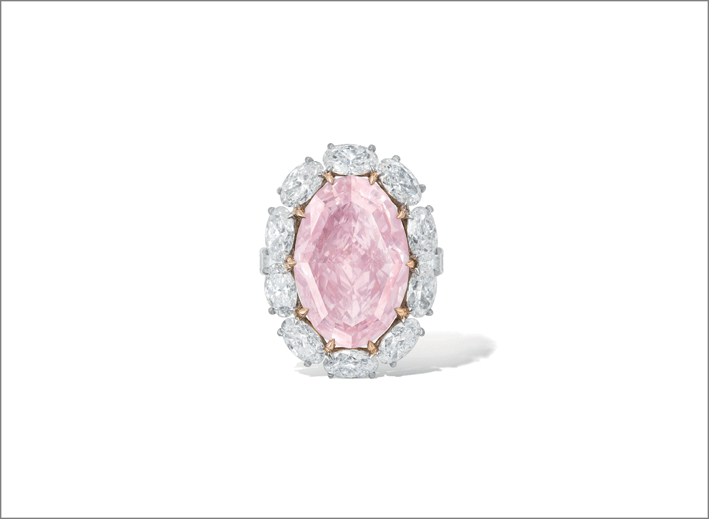 Diamante rosa di 15,23 carati con diamanti ovali bianchi