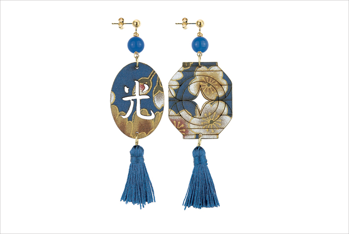 Orecchini della collezione Tourou con seta blu e nappa