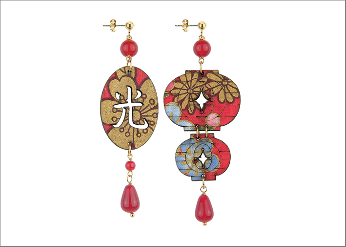 Orecchini della collezione Tourou con seta rossa