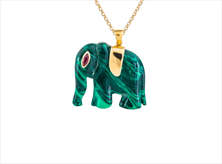 Collana a forma di elefante in oro, malachite e rubino