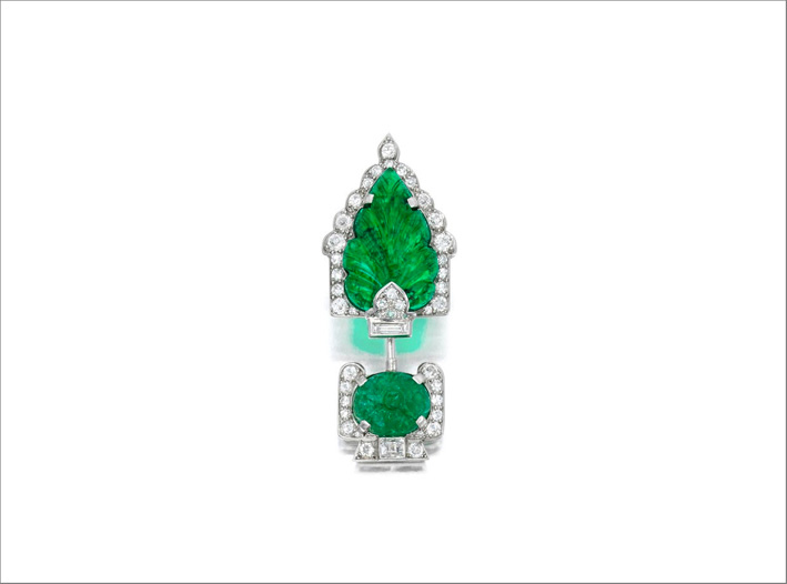 Cartier, spilla Jabot con smeraldo e diamanti