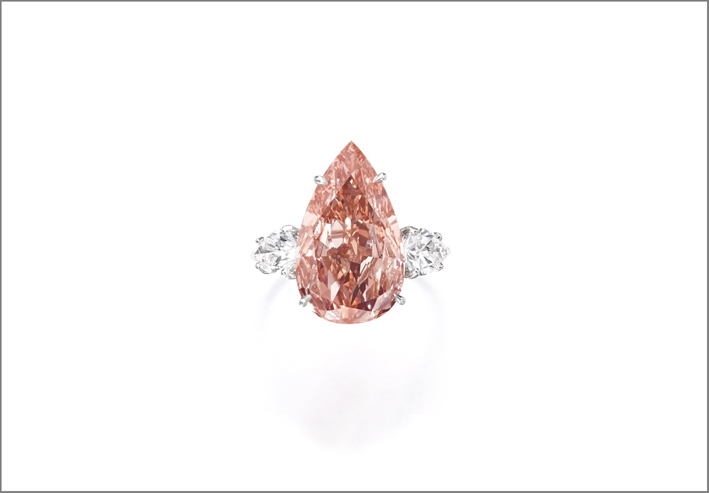Anello con raro diamante rosa arancio vivo fantasia a forma di pera del peso di 5,04 carati, 