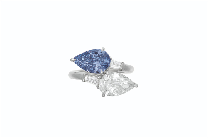 The Flawless Match, anello composto da un diamante blu brillante a forma di pera di 2,52 carati e un diamante a forma di pera di 2,43 carati, colore D, Internally Flawless, Tipo IIa
