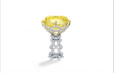 L'anello con diamante fancy yellow The Sienna Star