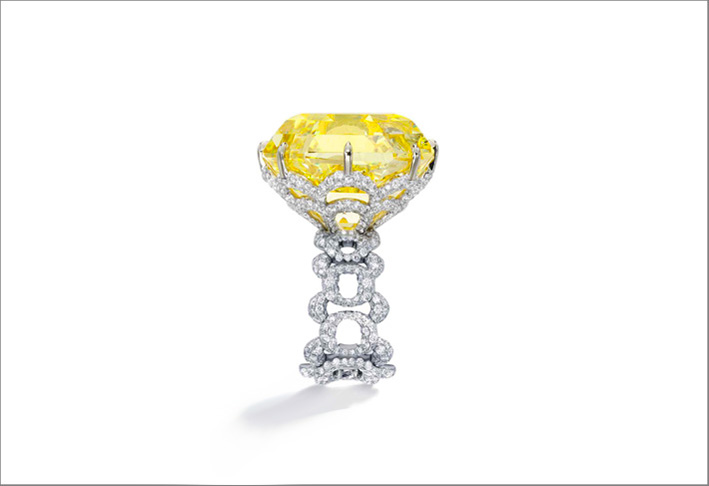 L'anello con diamante fancy yellow The Sienna Star