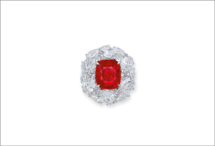 Anello con rubino di 6,04 carati circondato da diamanti a pera venduto per 1,8 milioni 