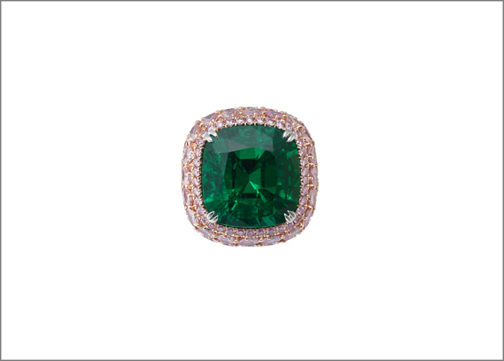 Anello con smeraldo di 13,20 carati e diamanti rosa Argyle