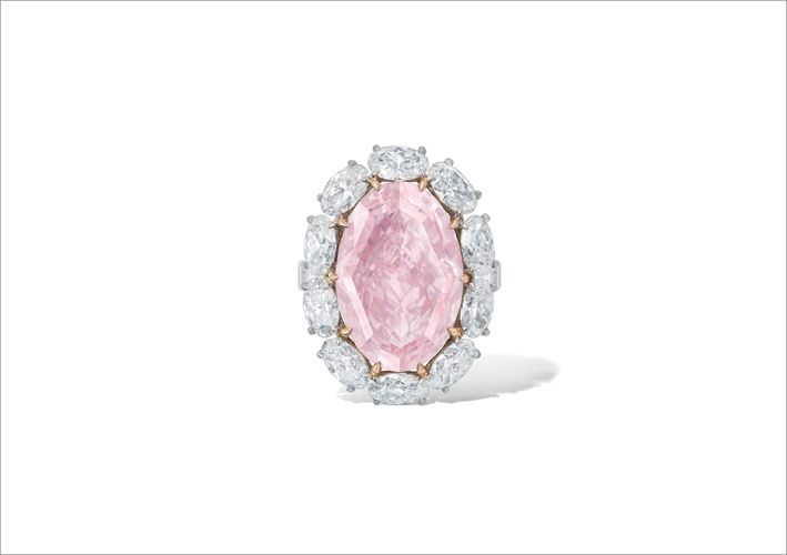 Anello con diamante ovale rosa intenso da 15,23 carati e diamanti incolori