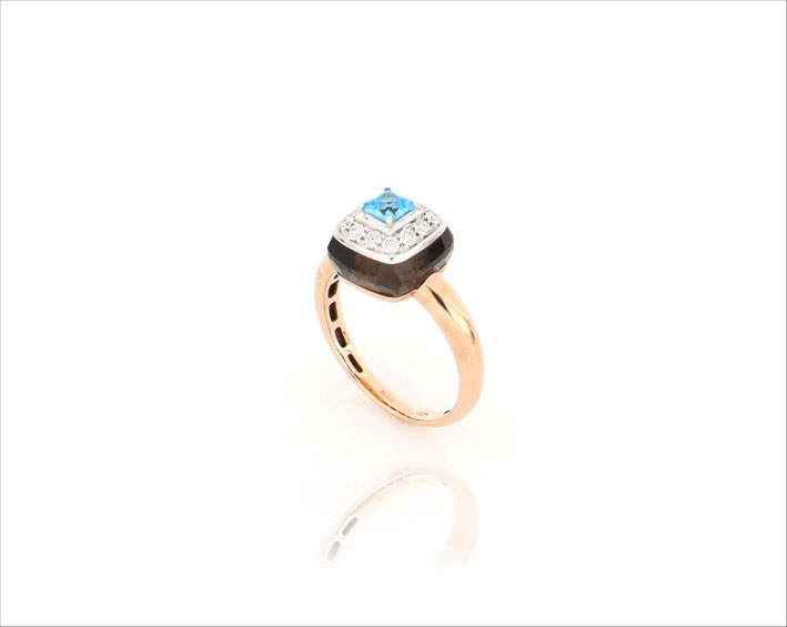 Les Petit BonBons, anello in oro rosa, quarzo fumé pavé di diamanti, oro bianco e topazio azzurro