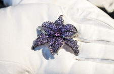 Spilla con zaffiri viola per 14,25 carati, diamanti. Copyright: gioiellis.com