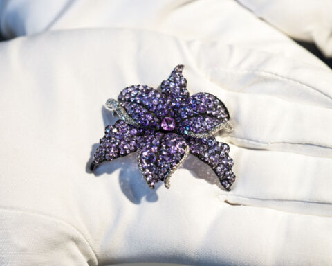 Spilla con zaffiri viola per 14,25 carati, diamanti. Copyright: gioiellis.com