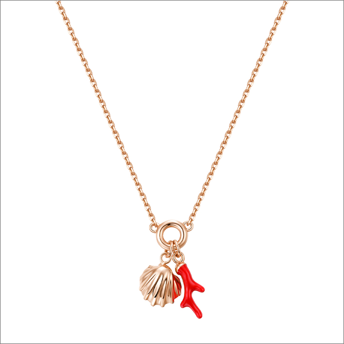 Collana in argento placcata oro rosa con ciondolo a forma di conchiglia di San Giacomo e ciondolo a forma di corallo con smalto rosso