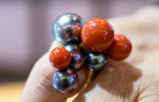 Sean Gilson, anello con perle, corallo. Copyright: gioiellis.com