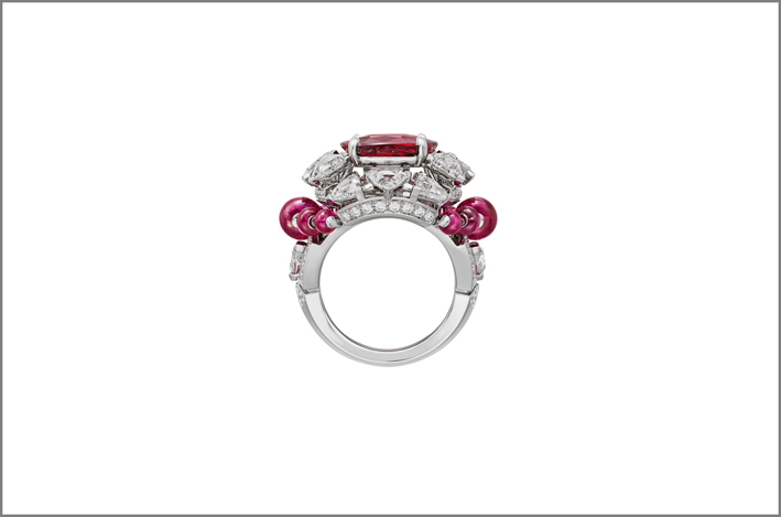 Anello Phaan, con diamante taglio rosa da 4,01 carati inserito sotto un rubino da 8,20 carati. Foto di Maxime Govet