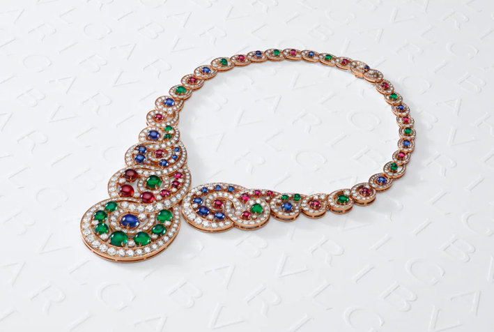 Collana in oro rosa con diamanti, smeraldi, rubini, zaffiri. Courtesy Bulgari