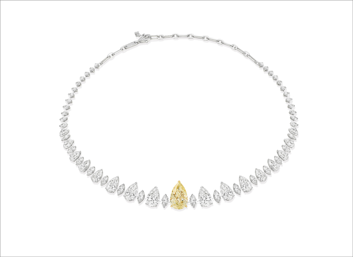 Collier con 16 diamanti bianchi taglio a pera e un diamante fancy yellow di oltre 7 carati