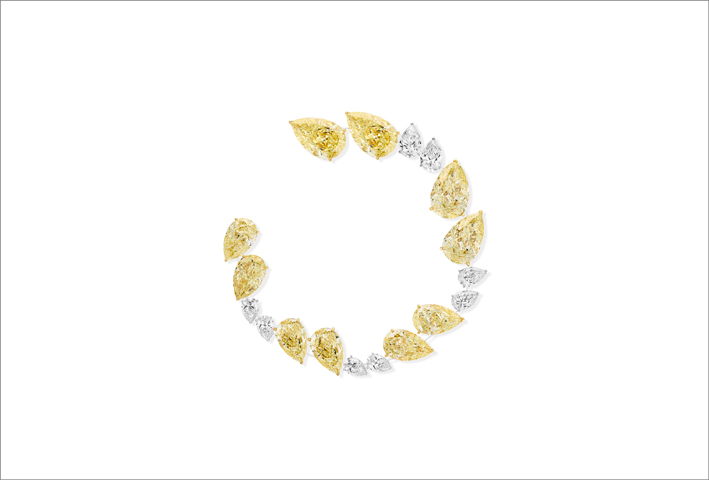 Orecchino a cerchio composto da 10 diamanti fancy yellow per 37 carati oltre a otto diamanti bianchi per 4 carati